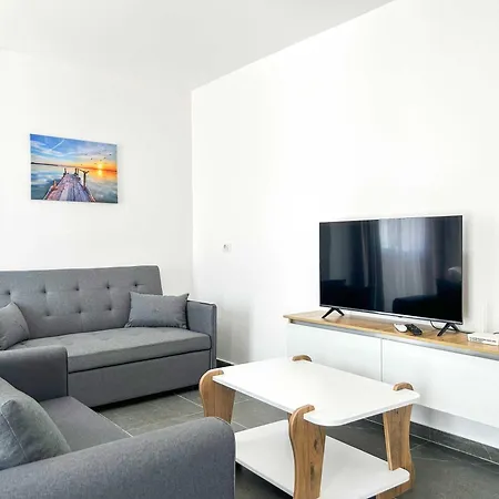 Appartement With Big Terrace 1175